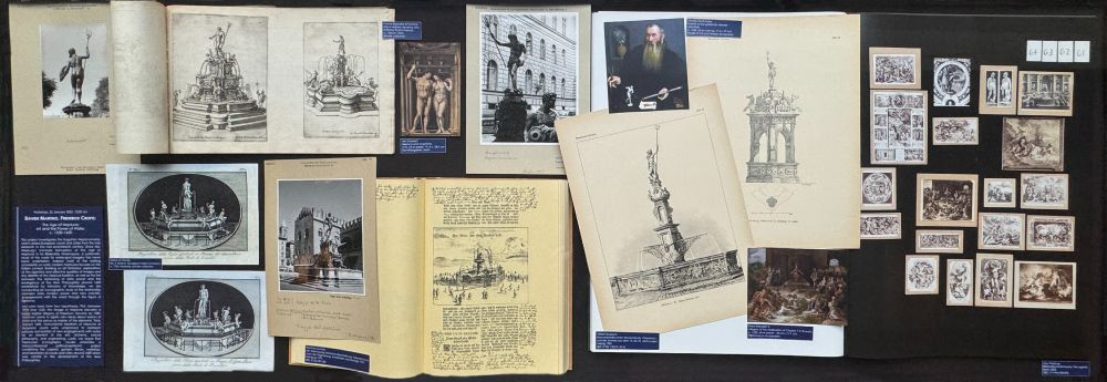 Foto einer Vitrinenauslage von Neptun-Darstellungen in Grafik und Fotografie