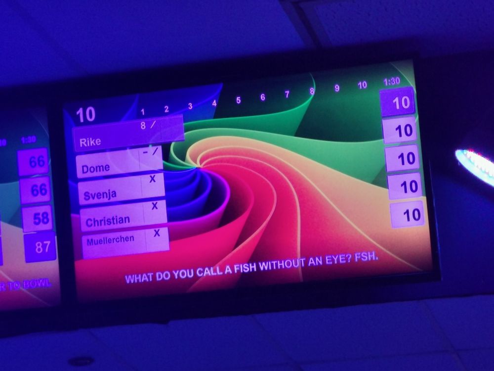Punktetafel beim Bowling. Wir haben alle die erste Bahn komplett abgeräumt.