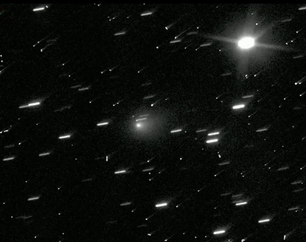 Hubble Space Telescope images of interstellar comet 3I/ATLAS are out! These were taken 5 hours ago. Plenty of cosmic rays peppering the images, but the comet's coma looks very nice and puffy. 