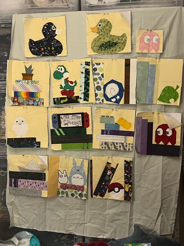 Paperpiecing: eine Art Design Wall mit verschiedenen Nerd Blöcken. Das Endergebnis wird ein Regal mit Büchern und Extras sein
