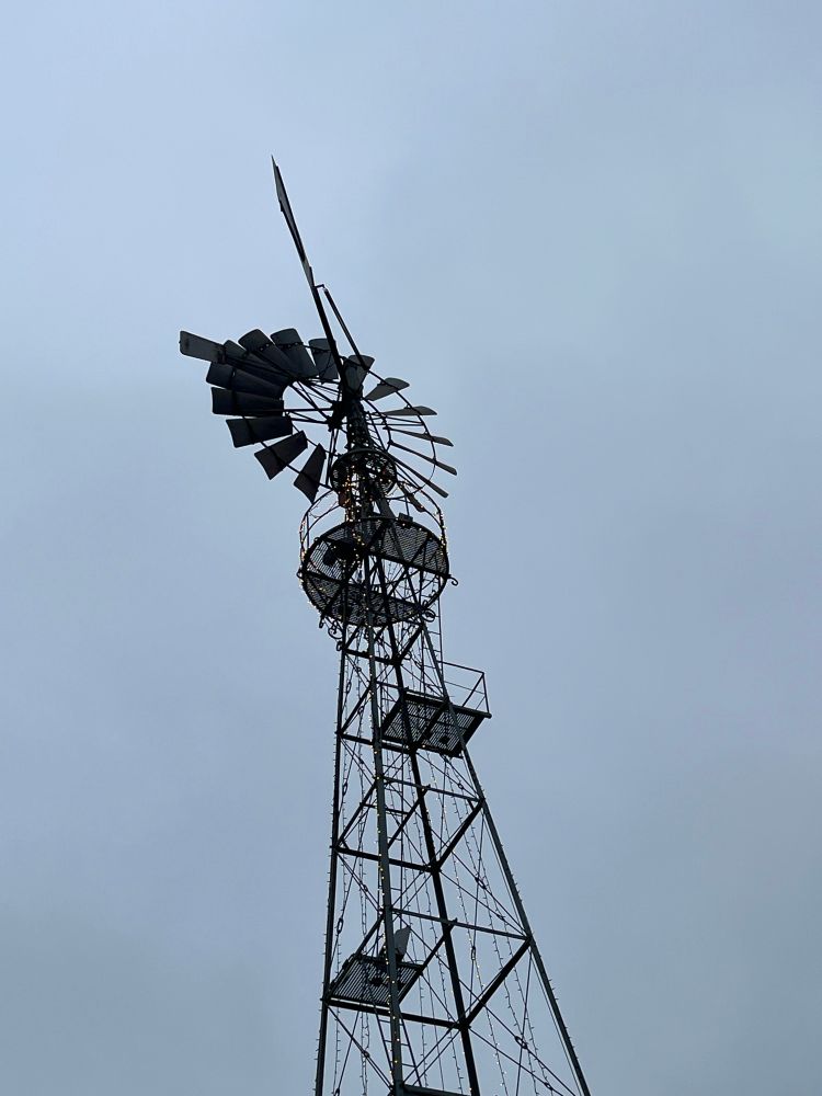 Ein Windrad mit Lichterketten 