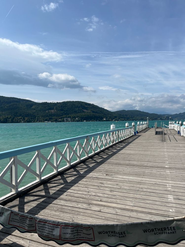 Landungsbrücke zum Ausflugsschiff am Wörthersee 