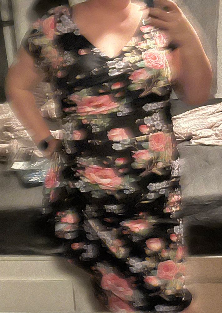 Ich, in einem schwarzen Kleid mit Rosen