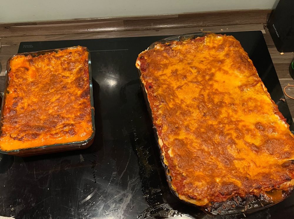 Lasagne mit (große Form) und ohne (kleine Form) auf dreckigem Induktionsherd