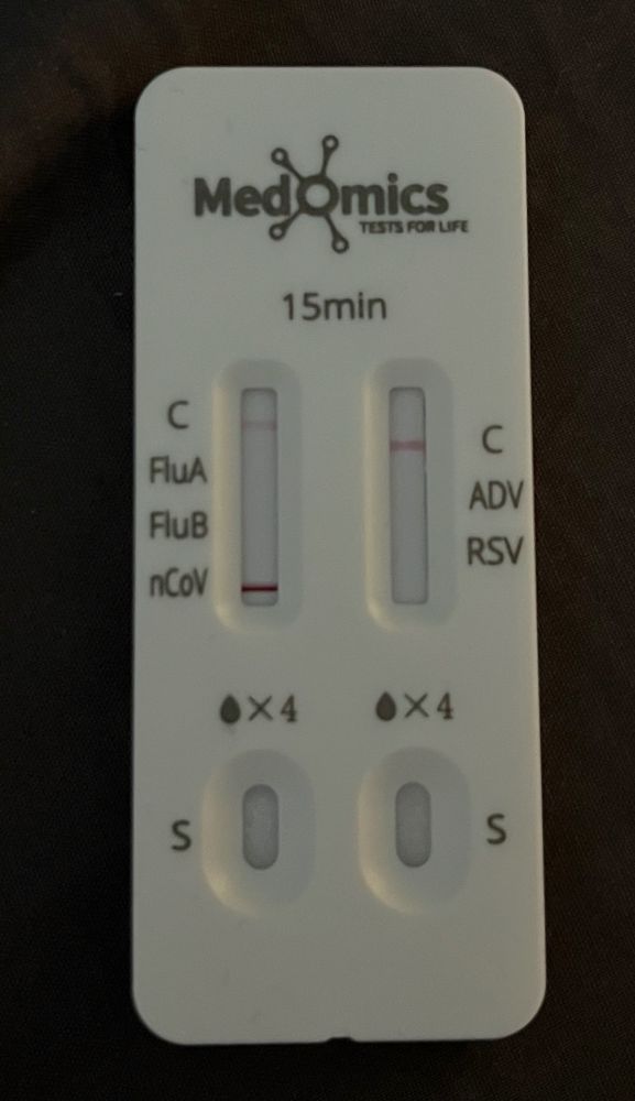 Positiver 5 Fach Test. Deutlich zu sehen: der Streifen bei COVID, sehr schwach zu sehen, der Kontrollstreifen im gleichen Testfeld. Normal sichtbar: der Kontrollstreifen beim zweiten Testfeld