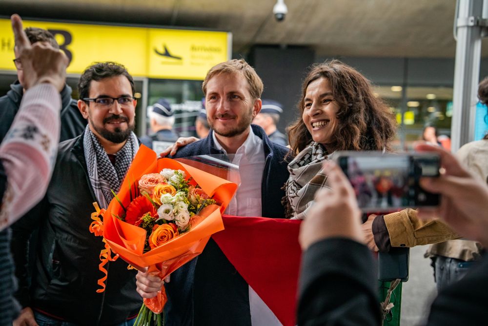 Bouquet de fleur à la main avec les personnes venues nous accueillir 