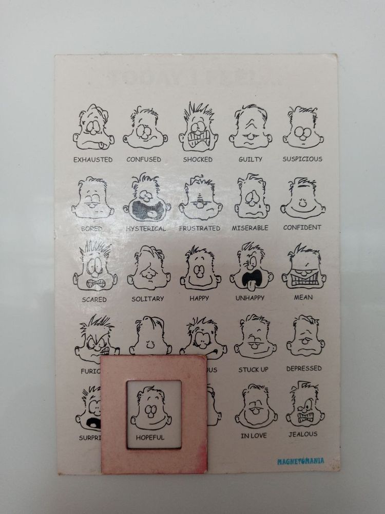 Foto de imã de geladeira com ilustrações de expressões/humores