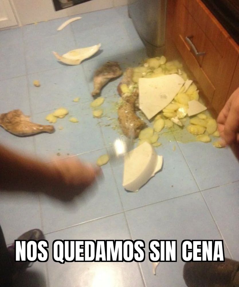 Meme “nos quedamos sin cena” en el que se ve el suelo de una cocina con una bandeja rota y todo esparcido patatas y muslos de pollo