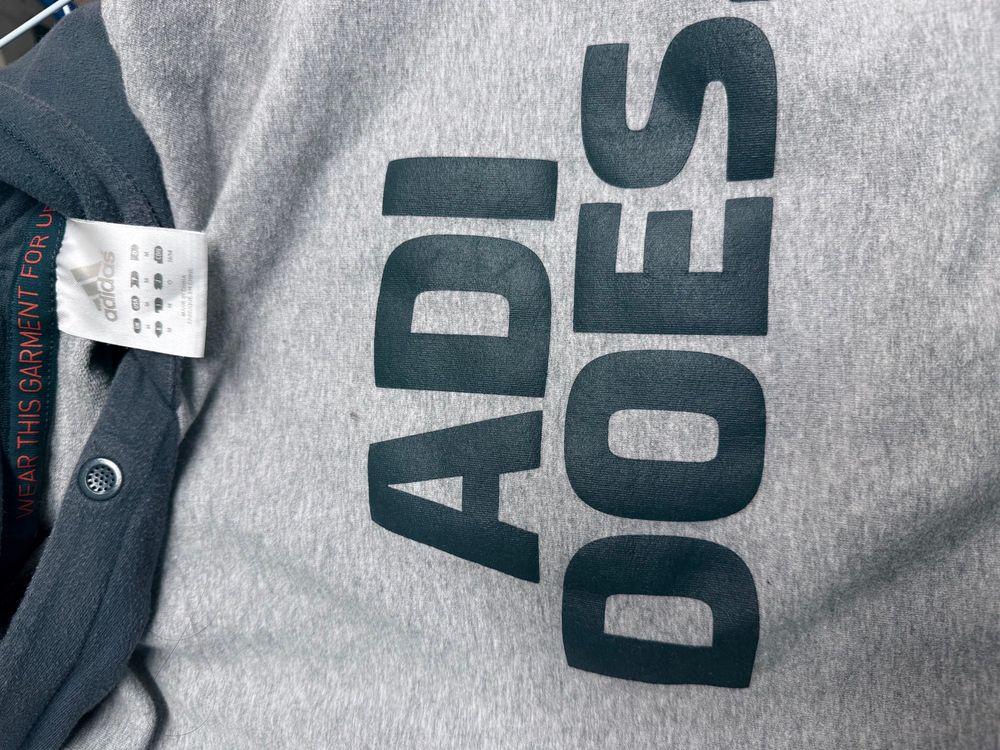 pullover von adidas mit der aufschrift „adi does“