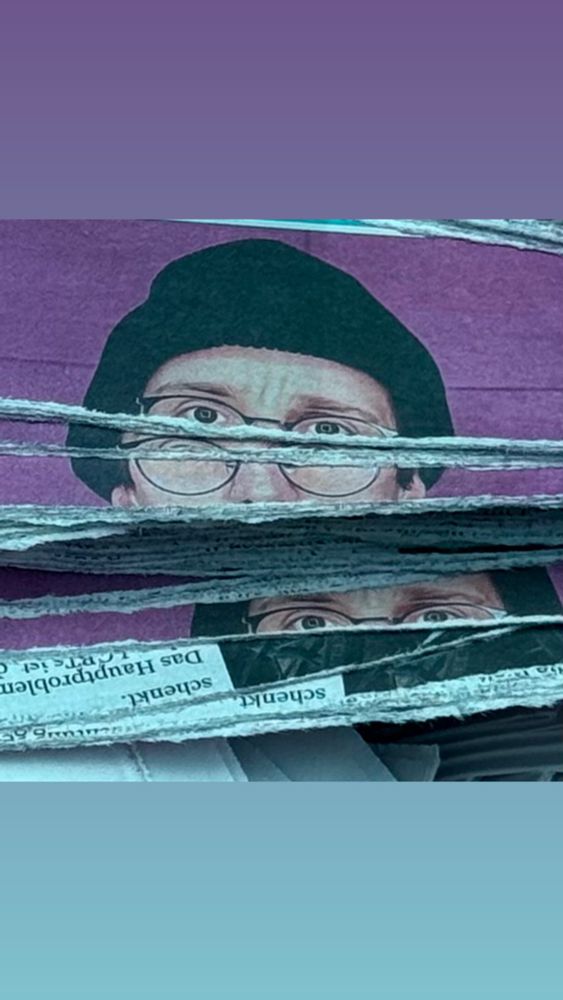 zeitung, zerrissen. mrtn dueller ebenso, direkt durch das gesicht.