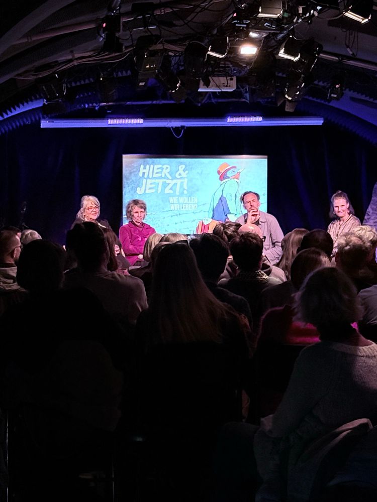 publikum und podium bei der veranstaltung „hier & jetzt“ im kulturhof villach 