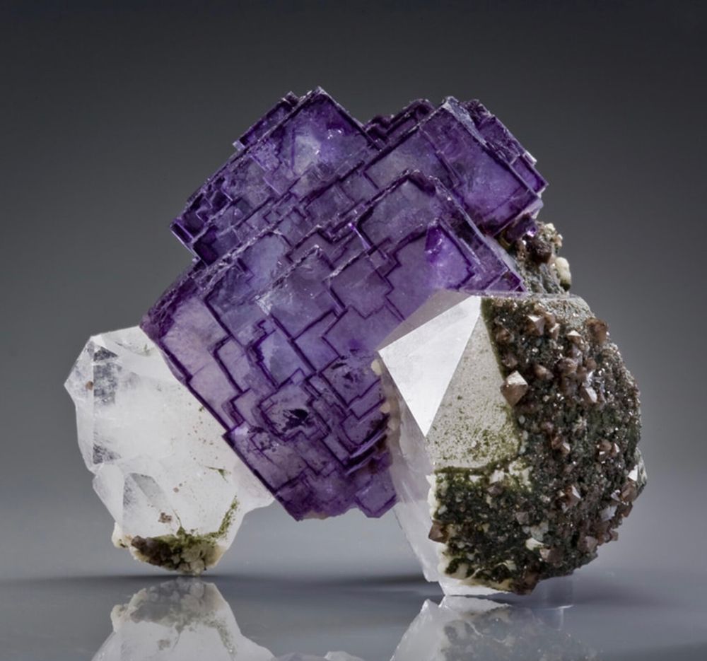 Purple fluorite between two quartz crystals. Photo irocks.com