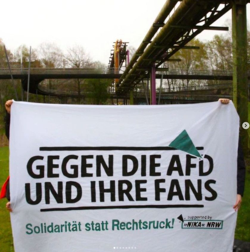 Mobifoto mit Transparent "Gegen die AfD und ihre Fans"