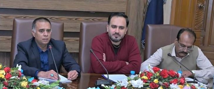 سیالکوٹ چیمبر آف کامرس  کنوینئر کمیٹی راجہ ثاقب اشفاق کی زیر صدارت ہوا جسمیں نائب صدر عمر خالد ۔عامر حمید بھٹی  ۔محمد ادریس ۔محمد اعجاز غوری  راجہ ثاقب اشفاق نے خطاب کرتے ہوئے کہا کہ بیوٹی انڈسٹری کے درپیش مسائل سیالکوٹ چیمبر آف کامرس کے پلیٹ فارم سے ترجیی بنیادوں پر حال کرنے کے لیے ٹھوس اقدامات کیے جارہے ہیں