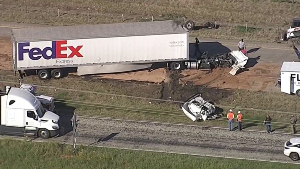 Major three-vehicle crash on I-35 leaves 1 dead, road shut down