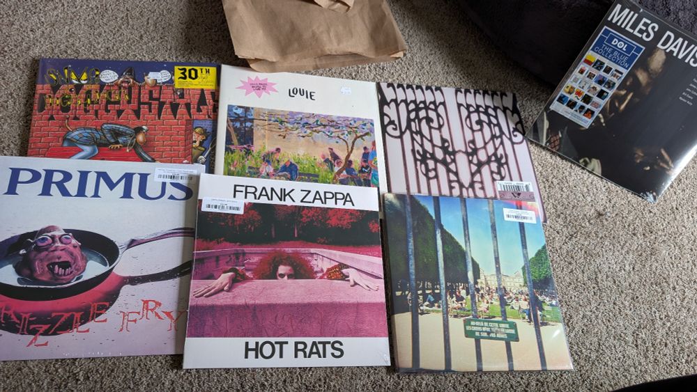 Recent purchase of vinyl records;

Snoop Dog - Doggy style
Primus - Frizzle Fry
Kenny Beats - Louie
Frank Zappa - Hot Rats
Model/Actriz - Pirouette
Tame Impala - Lonerism
Miles Davis - Kind of Blue