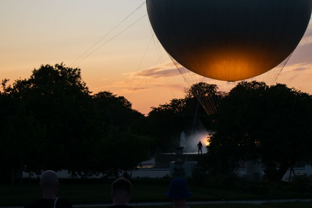 Un opérateur se détache sur la brume de la vasque olympique