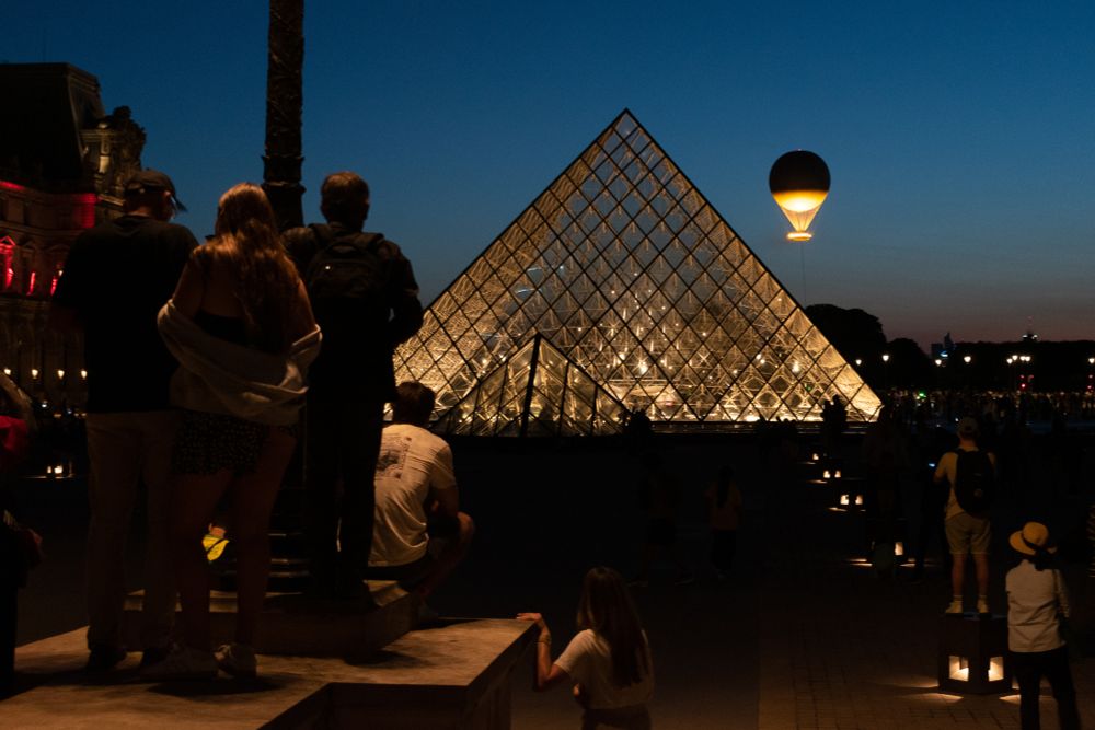 Toujours plus de gens qui admirent la vasque