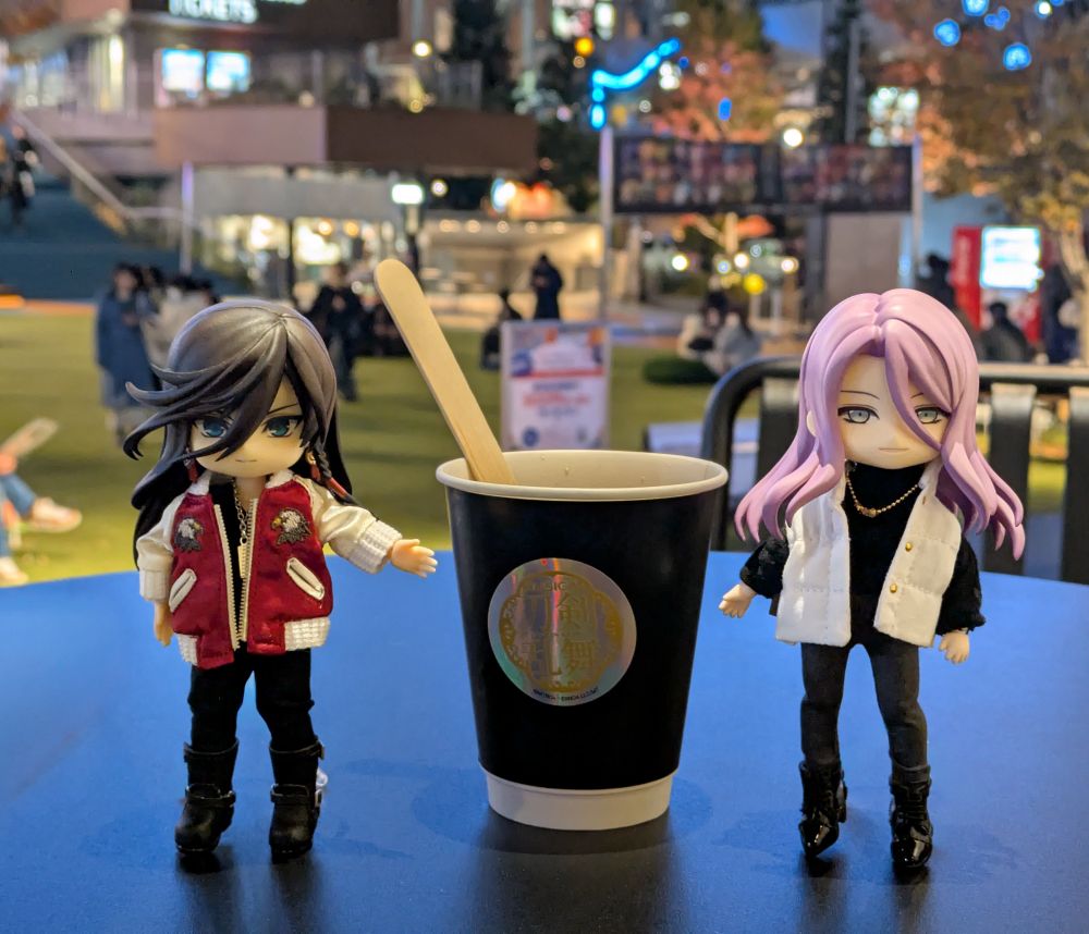 ねんどろいどどーるの和泉守兼定と蜂須賀虎徹。真ん中にミュージカル刀剣乱舞コラボドリンクを挟んで立っている。