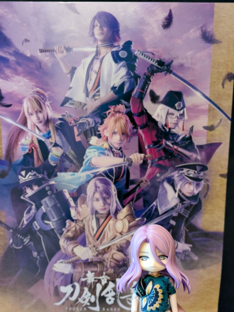 舞台刀剣乱舞士伝のポスターとねんどろいどどーるの蜂須賀虎徹の写真。