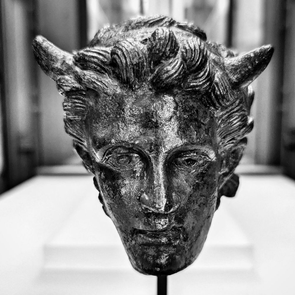 il manque l'iris des yeux ; déformation du côté droit du visage ; déchirures du métal sur la ligne de joint.