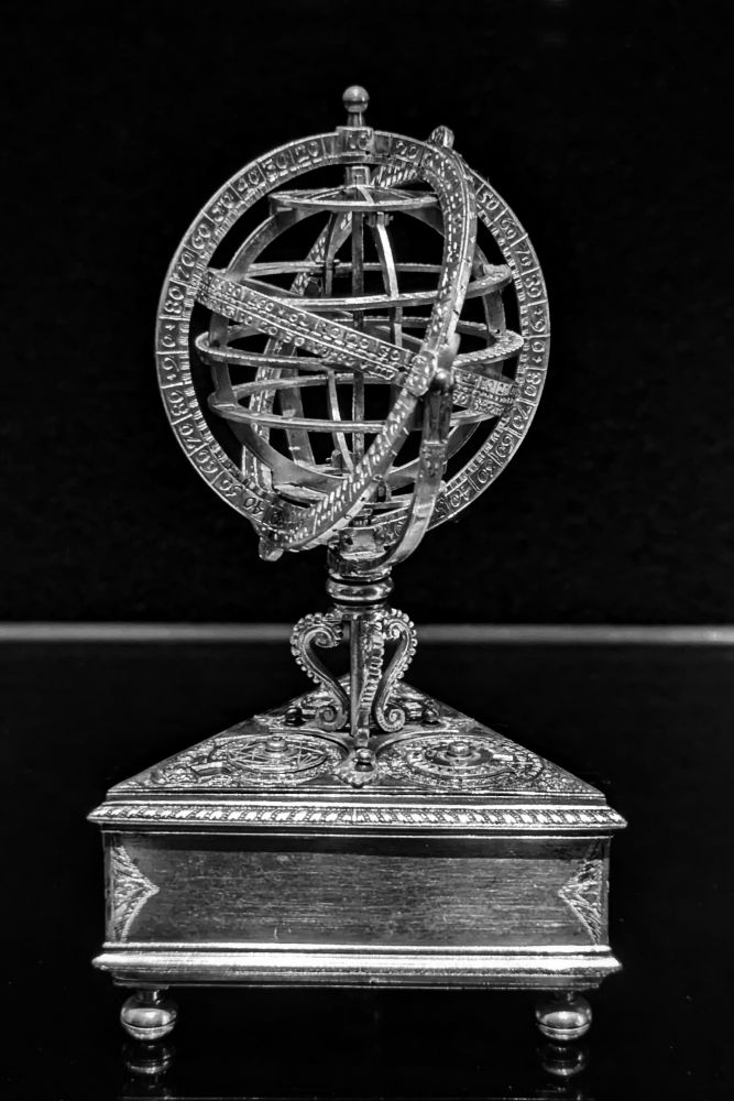 Sur une base triangulaire, l'horloge terrestre puis, au-dessus, une sphère mobile céleste.