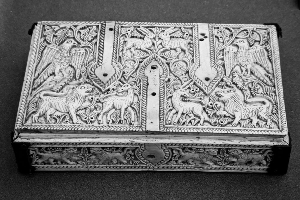 Coffret en ivoire avec ferrures d'argent.
Réalisé par les ateliers califaux pour la famille régnant à Cordoue.
Milieu du XIe siècle.