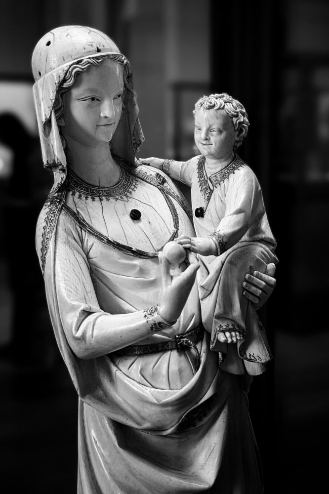 La Vierge tient dans ses bras l'enfant Jésus.
La réalisation met en avant les drapés et la finesse des traits.