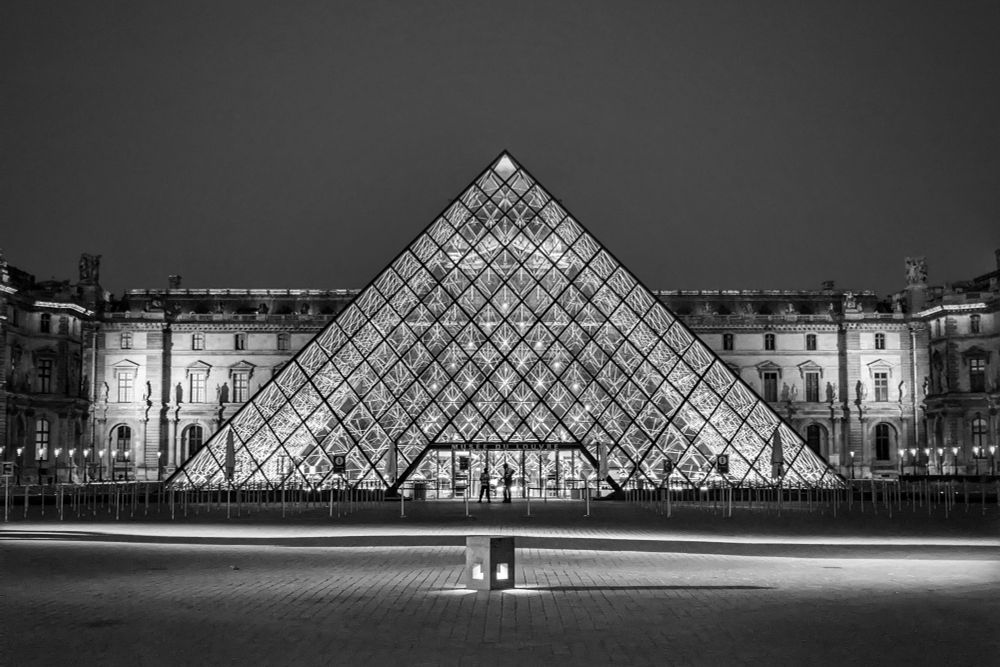 Il y a 231 ans, le 10 août 1793, ouverture du Louvre en qualité de musée.
Vue de nuit de la cour Napoléon avec la Pyramide éclairée et le reste du musée à l'arrière-plan.