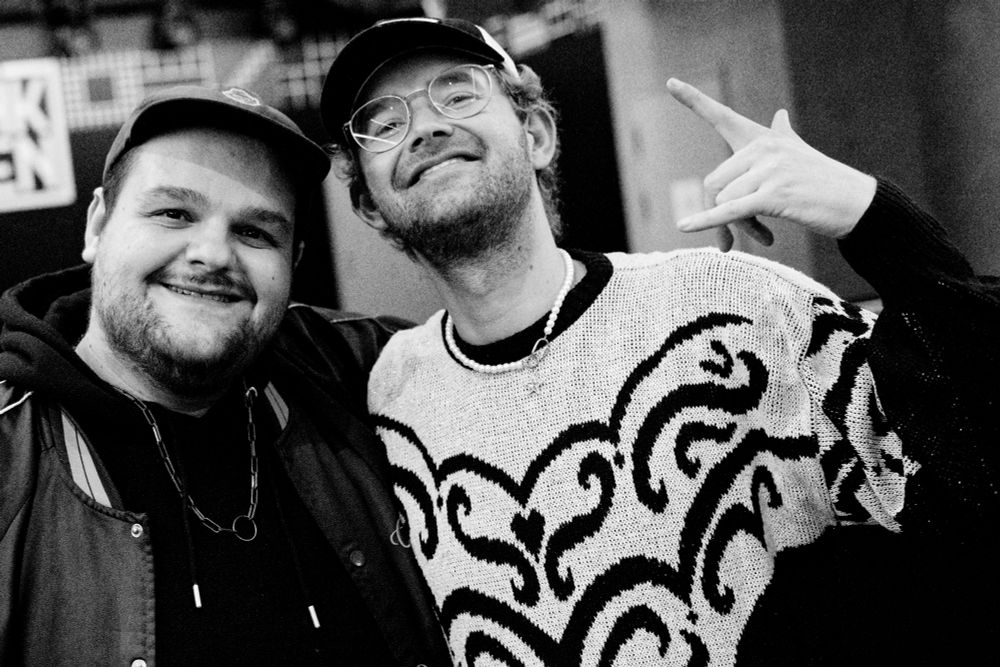 Zu sehen ist, von Links nach Rechts, der deutsche Rapper Einfach Eddi und der deutsche Rapper Juicy Süß. 