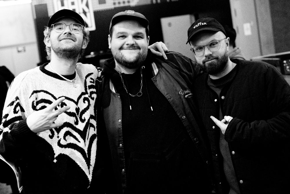 Zu sehen ist, von Links nach Rechts, der deutsche Rapper Juicy Süß, der deutsche Rapper Einfach Eddi und der Beat-Produzent MRBX.
