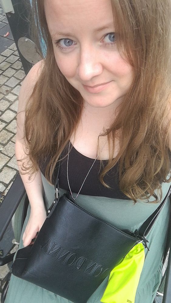 Selfie av meg sittende i en rullestol ute i en handlegate