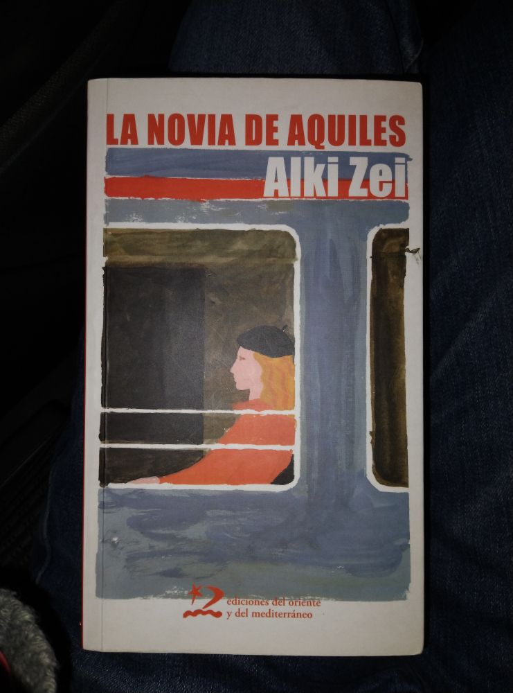 Cubierta del libro "La novia de Aquiles" ("Η αρραβωνιαστικιά του Αχιλλέα"), de Alki Zei (1923-2020), en ediciones de oriente y del mediterráneo. Traducido por Coralia Pose y Pedro Guil.