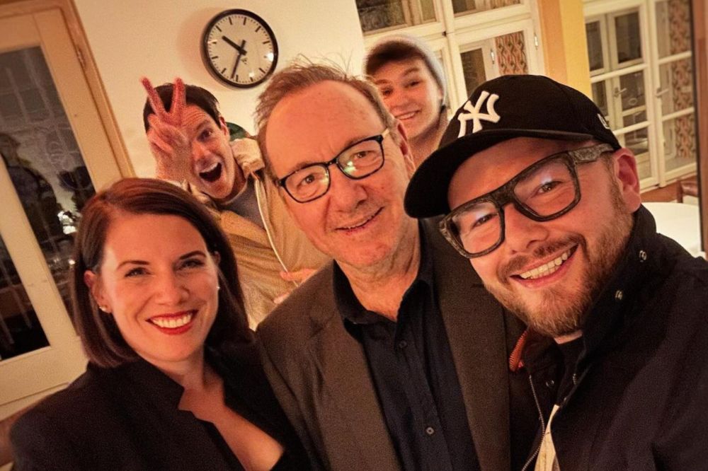 Kevin Spacey makes surprise appearance on stage at Prague’s Malostranská Beseda