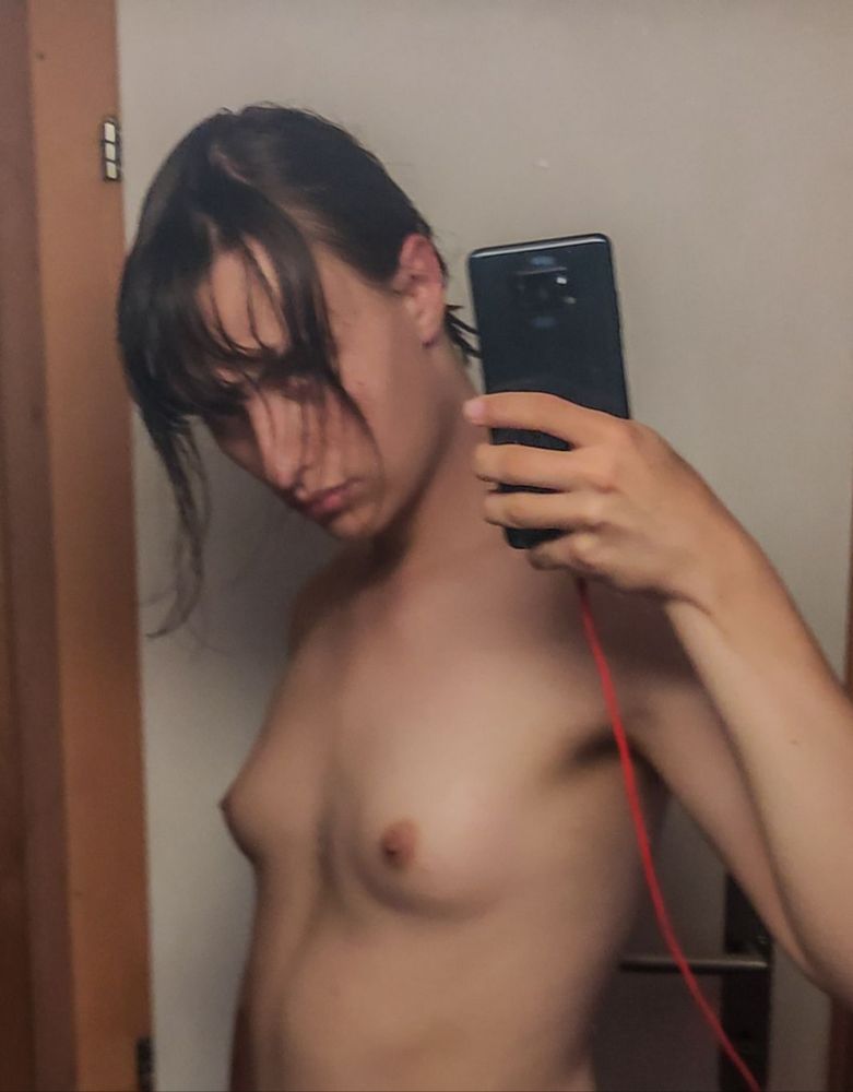 jade mirror selfie. it has boob !!!