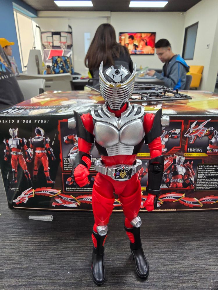 Kamen rider ryuki figurise kit assembled in front of box. Ryuki is posed like his signature SHAAAA post henshin pose 