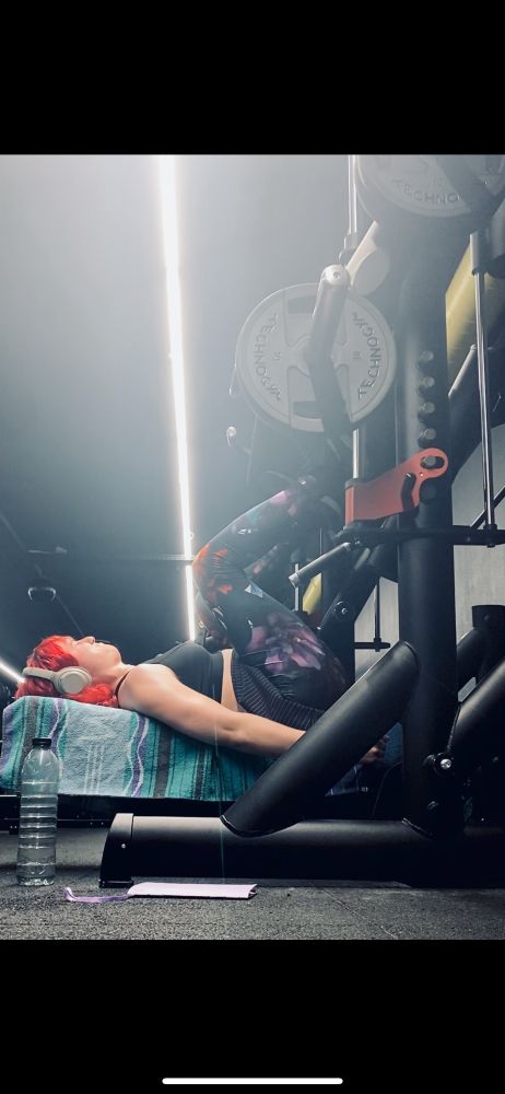 Moi en exercice jambe sur la presse verticale