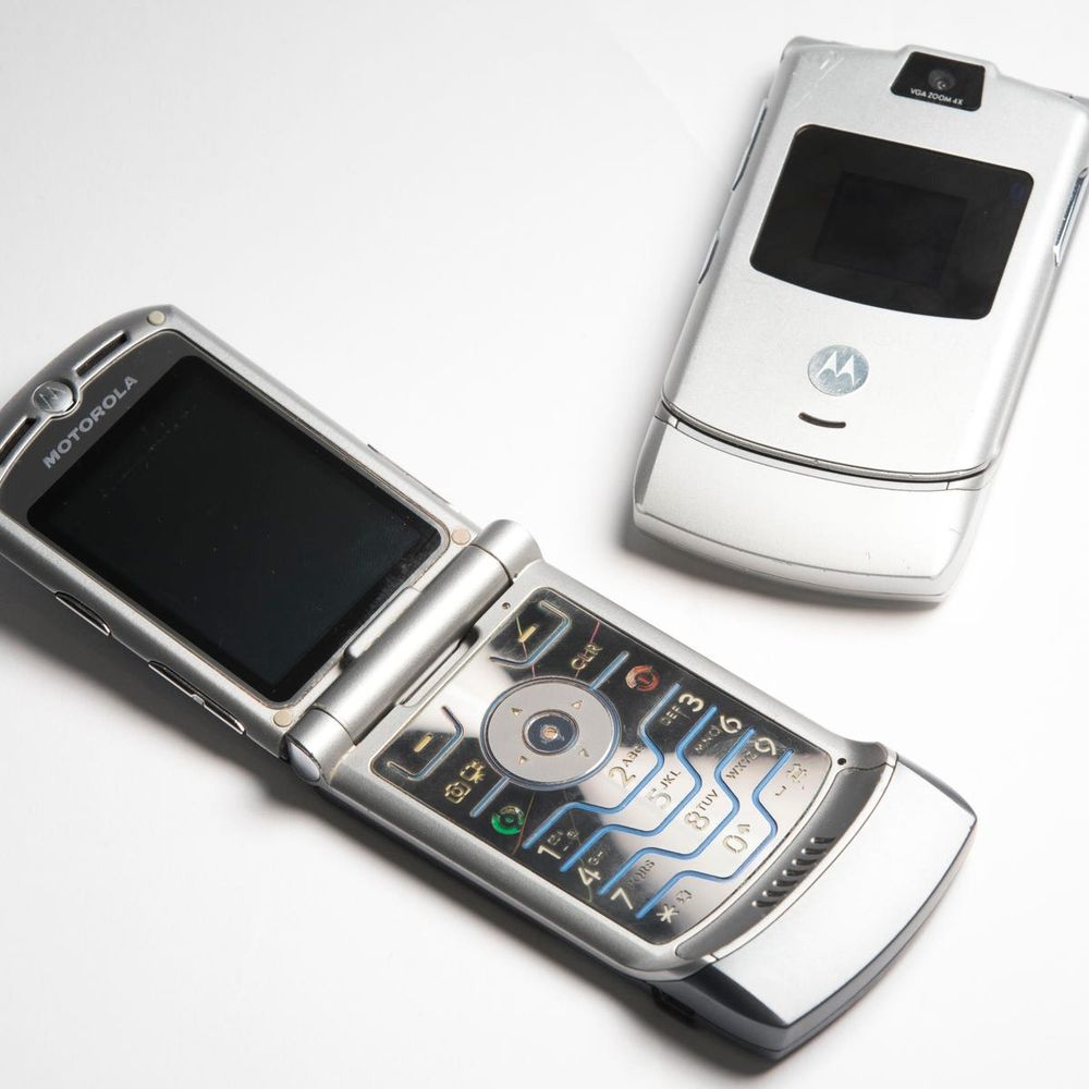 Motorola old flip model thsr is white and silver.