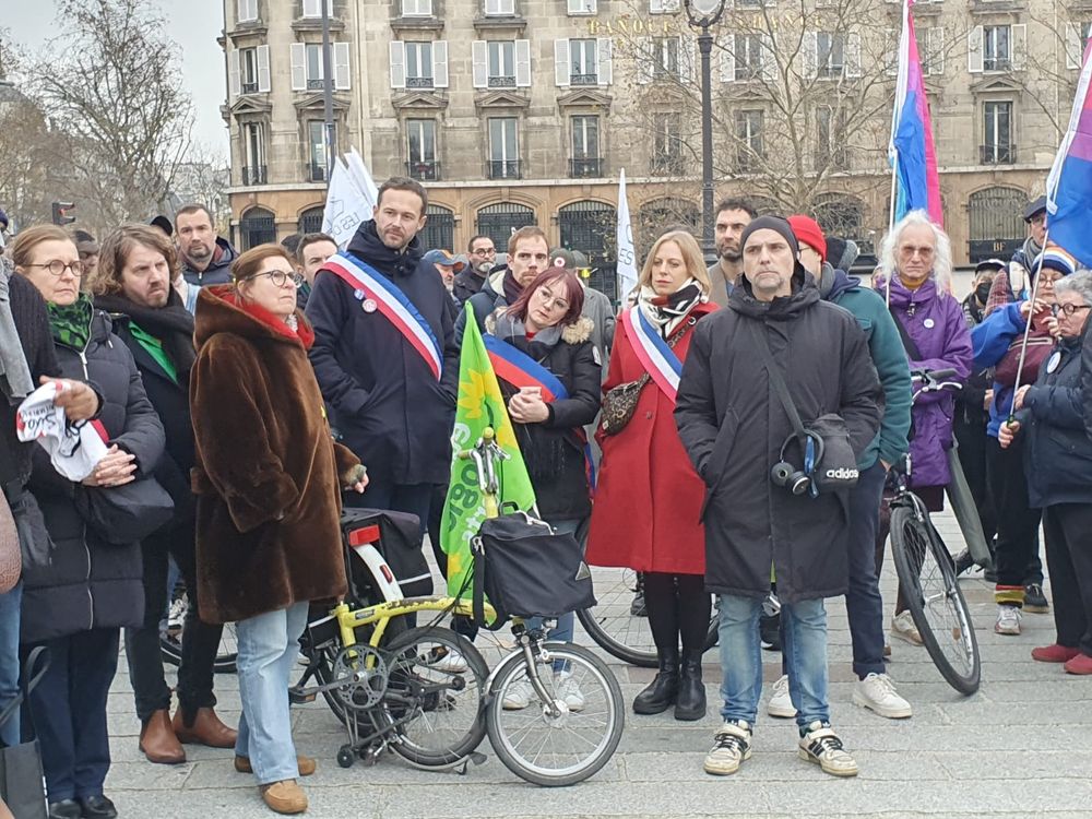 Les élues et élus Écologistes écoutent les prises de parole place de la Bastille