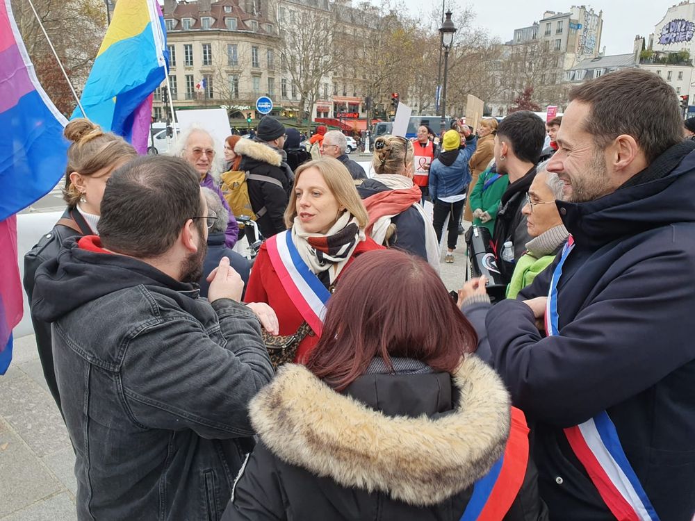 Anne-Claire Boux échange avec des militants et militantes