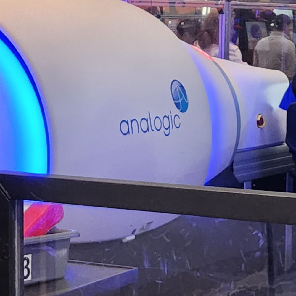 A baggage scanner atbaiepoet security named Analogic.