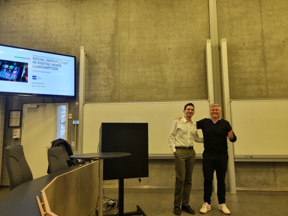 Two men (Antonis and Claes) standing in front of the Blackboard