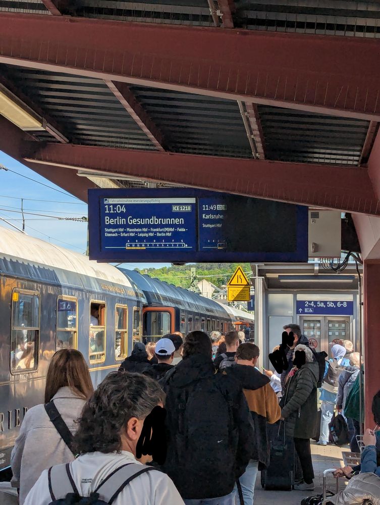 Ein alter Luxuszug der an einem Bahngleis steht. Auf der Fahrgastinformation steht "ICE 1218 nach Berlin-Gesundbrunnen".