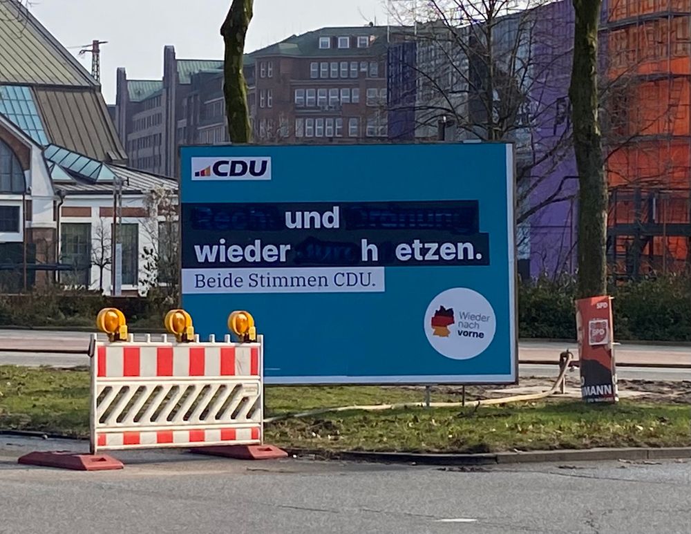 Ein riesiges Wahlplakat der CDU in Hamburg. Ein paar Worte wurden unkenntlich gemacht. Es steht dort: „und wieder hetzen.“