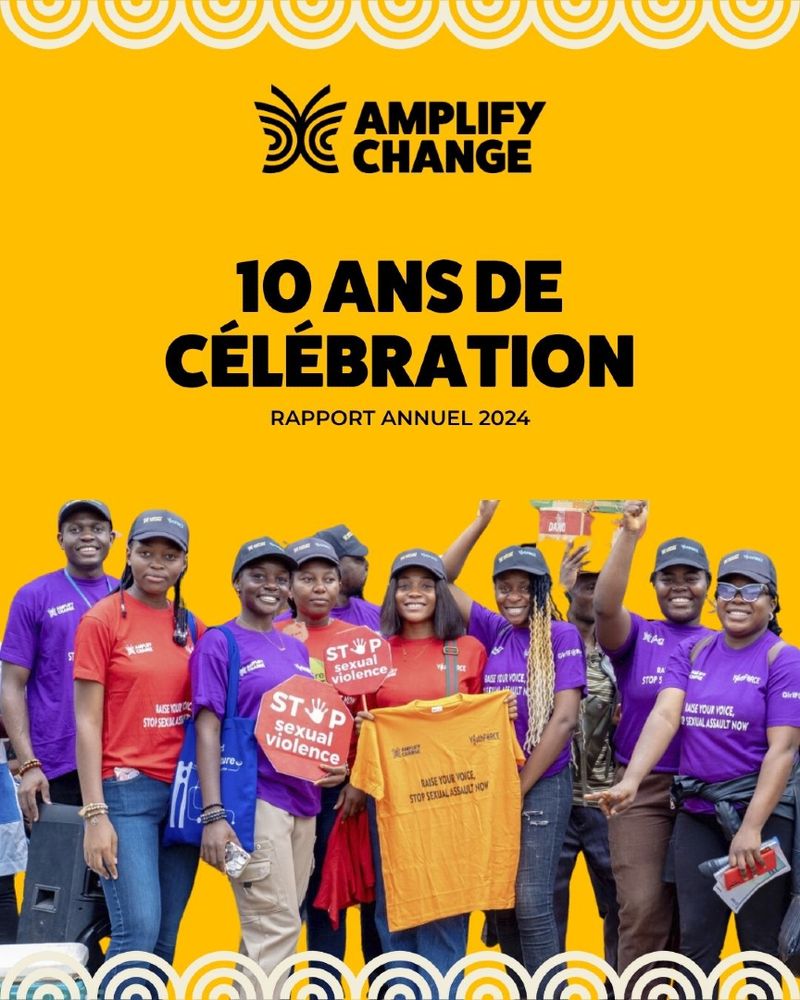 10 ans de celebration :  rapport annuel 2024. Un groupe de personnes pose pour la photo en portant des t-shirts vifs.