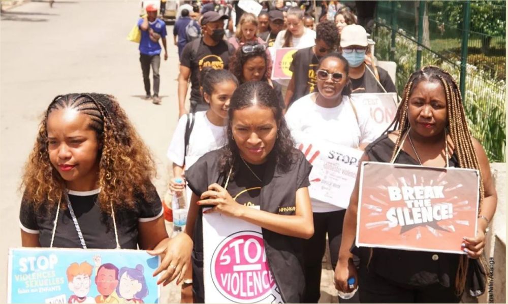 people walking and protesting for safe abortion