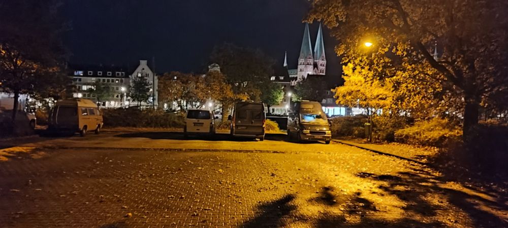 Wohnmobile vor der Altstadt am Abend
