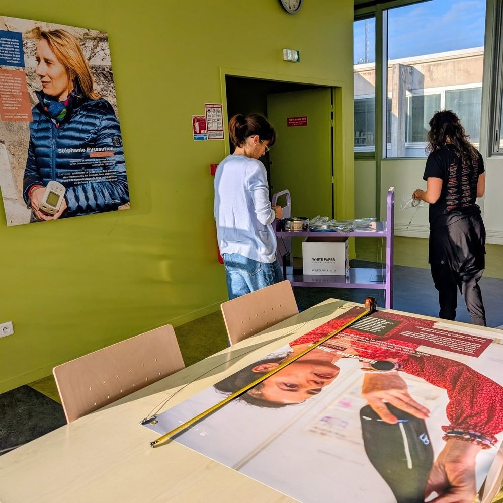 Montage de l'exposition femmes de sciences qui a lieu à la BU Moulin de la Housse en automne 2025
