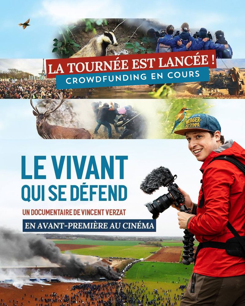 Affiche du documentaire Le Vivant qui se défend de Vincent Verzat. L’image se compose de plusieurs bandes horizontales montrant des scènes de nature et de luttes écologistes : un oiseau en vol, un blaireau dans la végétation, un groupe de jeunes activistes en cercle, une manifestation devant la tour Eiffel, un castor dans l’eau, une mine à ciel ouvert, un cerf de profil, des affrontements entre militants et forces de l’ordre, et un martin-pêcheur coloré perché sur une branche. En bas, un paysage agricole vu du ciel, avec une colonne de fumée noire s’élevant depuis un champ, et une foule dense. À droite, Vincent Verzat, souriant, porte une veste rouge et une casquette bleue où est écrit « PARTAGER C’EST SYMPA ». Il tient une caméra.
Au centre, le titre en lettres bleues : « Le vivant qui se défend », suivi de la mention « Un documentaire de Vincent Verzat » en rouge. En dessous, un encart bleu marine indique : « En avant-première au cinéma ». En haut, une bannière rouge annonce « La tournée est lancée ! » et une bannière bleue indique « Crowdfunding en cours ».