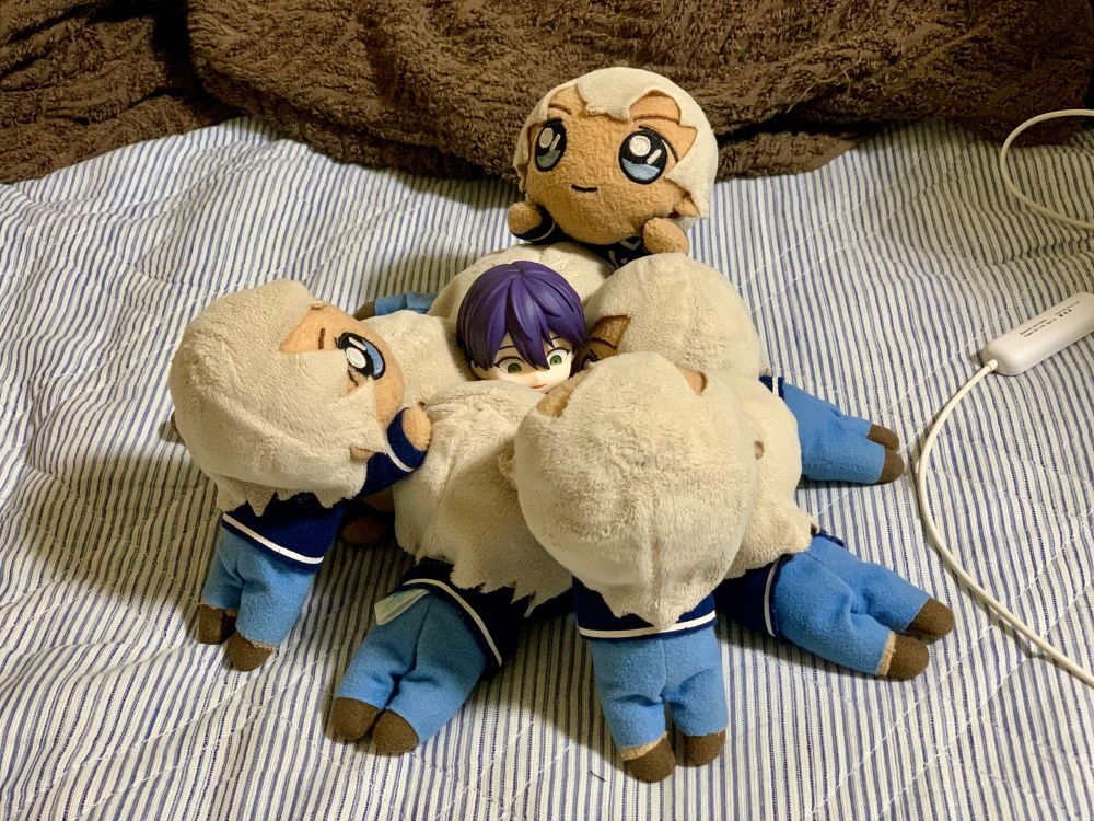 8体のふわふわかわいいあむぬい(こねそ)に集られるねんどろ剣持　かわいそう